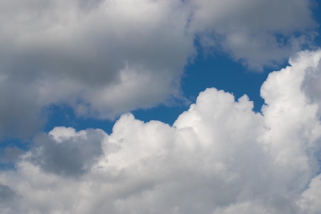 晴れた夏の日に白い雲と青い空