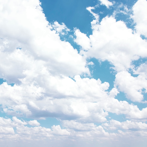 白い雲と青い空