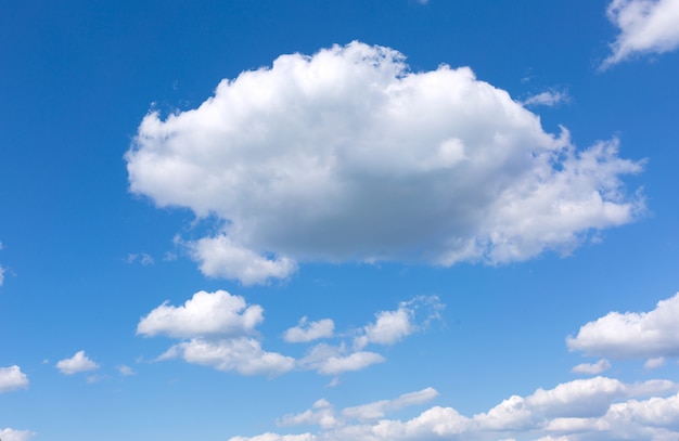 白い雲と青い空。