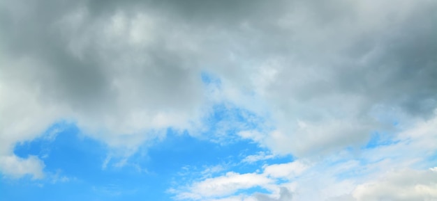 白い雲と青い空