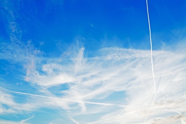 写真 白い雲と青い空