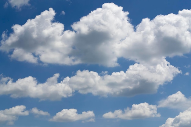 白い雲と青い空