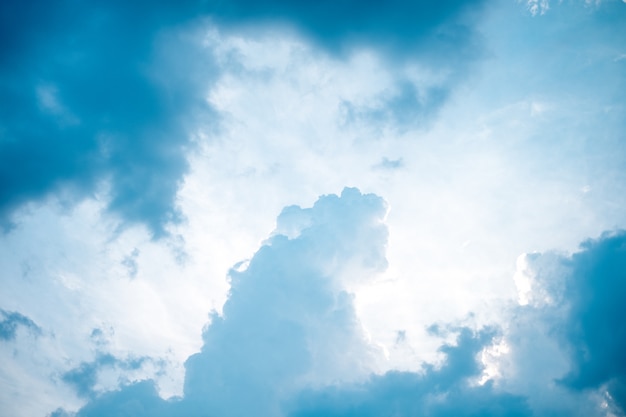 白い雲と青い空。