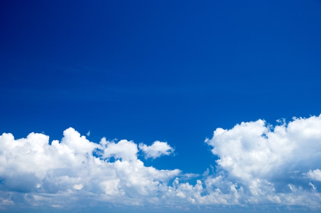 白い雲と青い空。