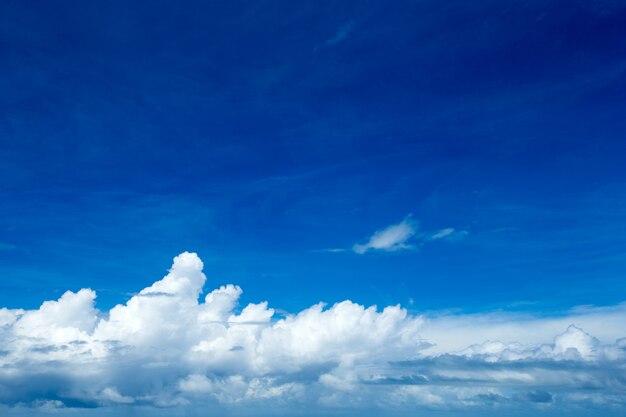 白い雲と青い空