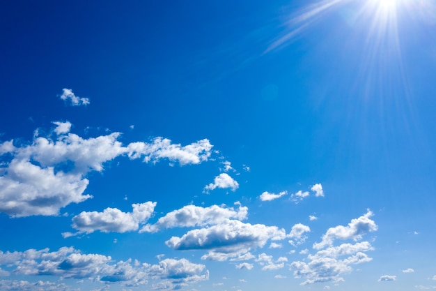 Photo blue sky with white clouds