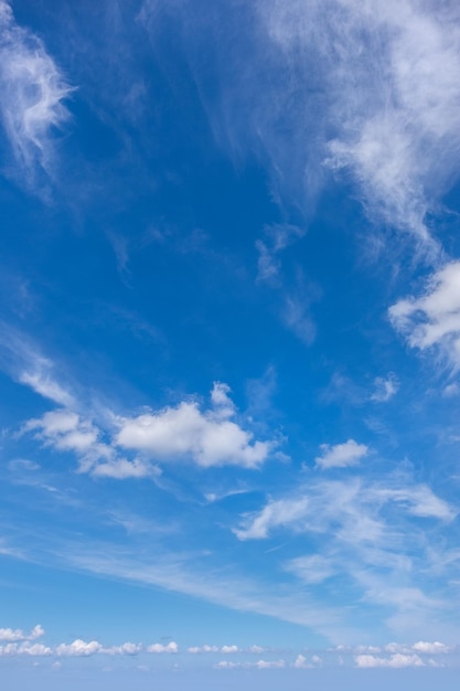 Foto cielo blu con nuvole bianche