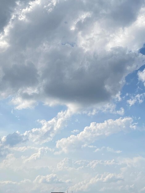 Photo a blue sky with white clouds