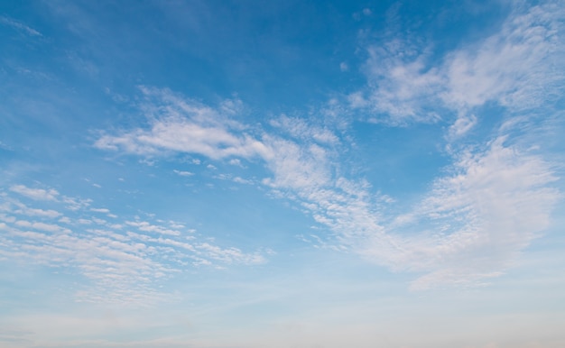 白い曇りと青い空