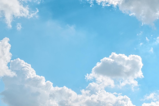 写真 青い空と白いふわふわの雲