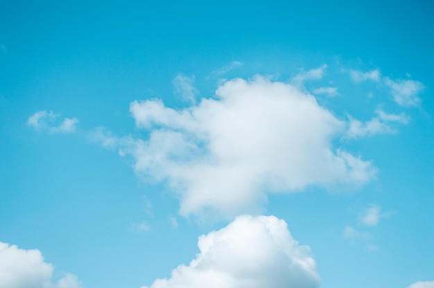 青い空と白いふわふわの雲、自然の背景