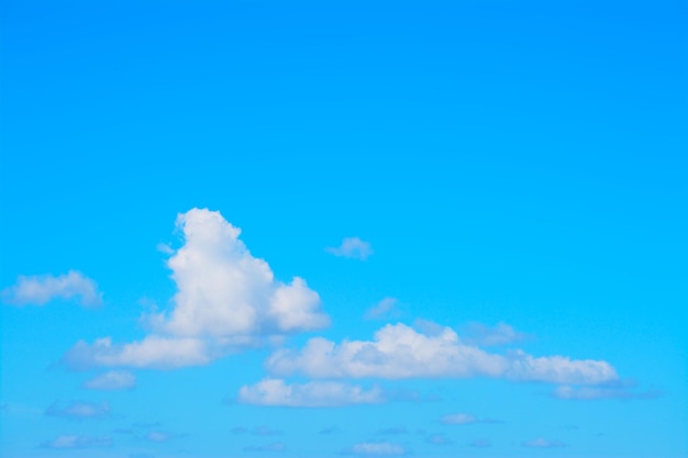 白い柔らかい雲と青い空