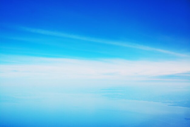 写真 白い柔らかい雲と青い空