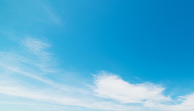 白い柔らかい雲と青い空