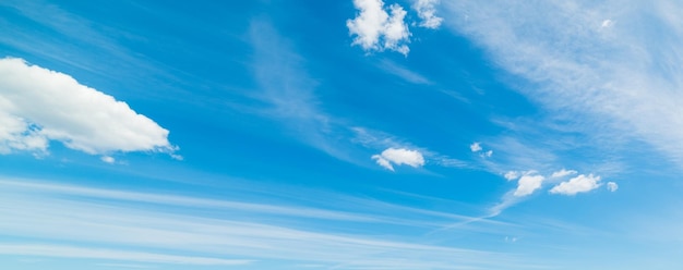 Cielo blu con nuvole bianche morbide