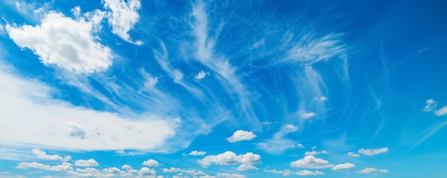 白い柔らかい雲と青い空