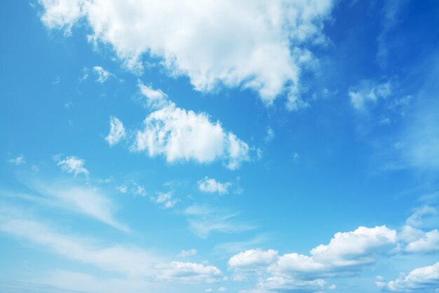 Голубое небо с белыми мягкими облаками