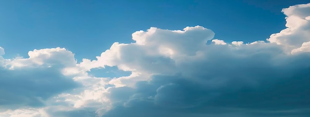 白い柔らかい雲と青い空