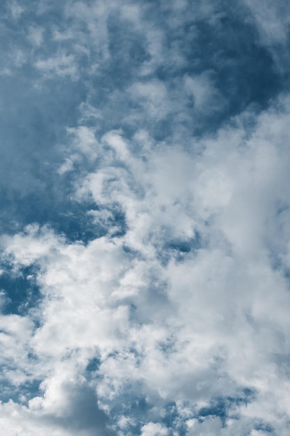 白い柔らかい雲と青い空