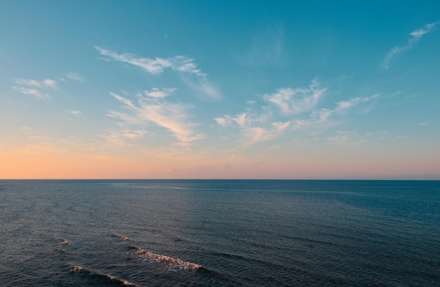 海の上にうっすらと雲がかかる青い空