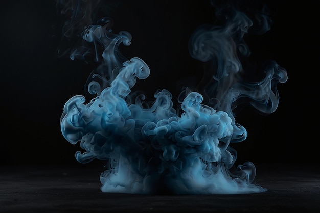 Голубой дым изолирован на черном фоне для дизайна
