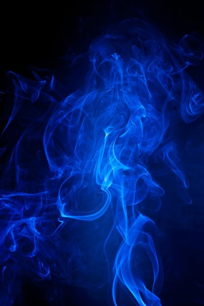 Movimento di fumo blu su sfondo nero