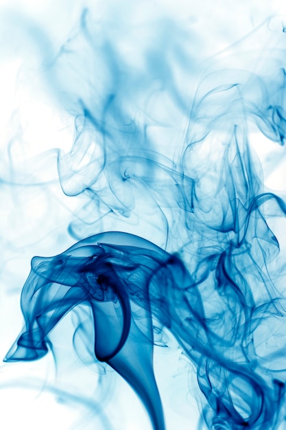 Foto movimento fumo blu su sfondo bianco.