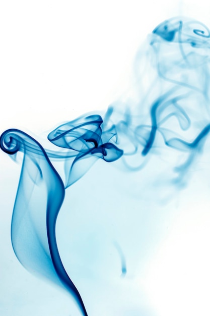 Foto movimento di fumo blu su sfondo bianco.