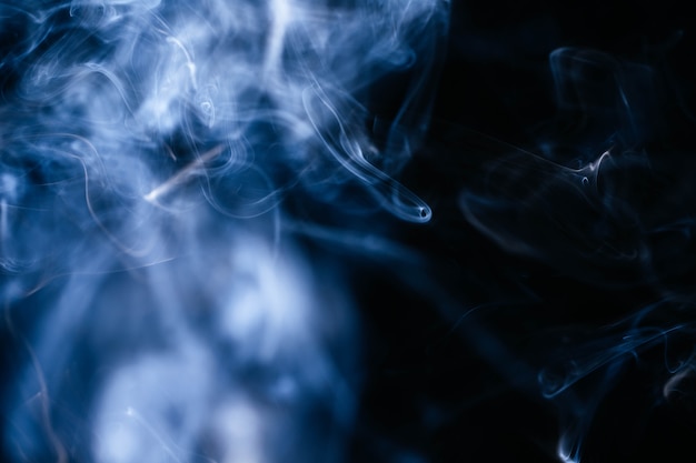 Foto onde di fumo blu su sfondo nero