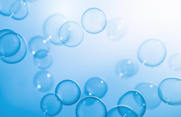 Фото Голубые мыльные пузырьки, плавающие в воздухе белое пространство абстрактный фон