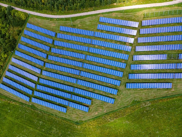 Foto pannelli solari blu moduli fotovoltaici per energie rinnovabili veduta aerea del pannello solare fonte di energia elettrica alternativa