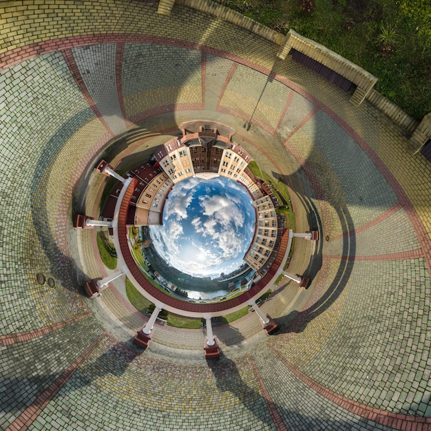 Фото Голубая сфера внутри с видом на исторические здания городского развития старого города и перекресток с автомобилями преобразование сферической 360-градусной панорамы в абстрактный вид с воздуха