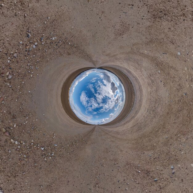 Foto sfera blu piccolo pianeta all'interno della strada sterrata o della curvatura dello sfondo del campo dello spazio