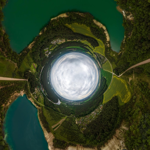 緑の草の丸いフレームの背景の中の青い球の小さな惑星