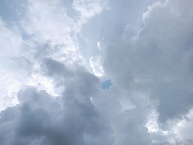 Foto una macchia blu nel cielo è visibile attraverso le nuvole.