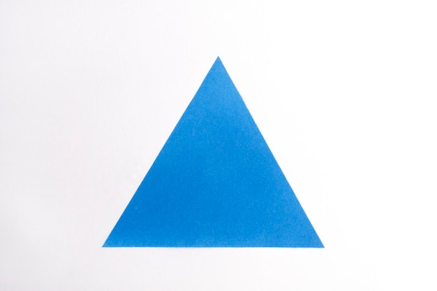 Foto triangolo di vernice spray blu su carta