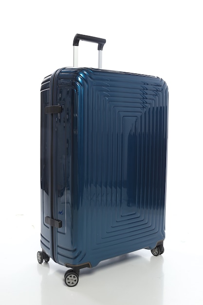 白い背景の上の青いスーツケース