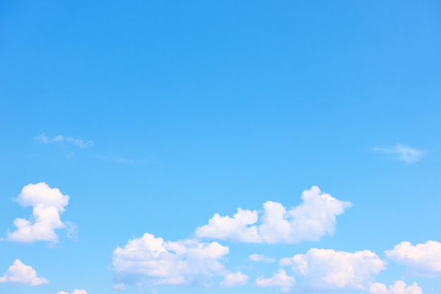 白い雲と青い夏の空。