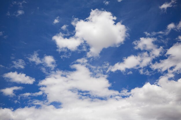 白い雲と青い夏空