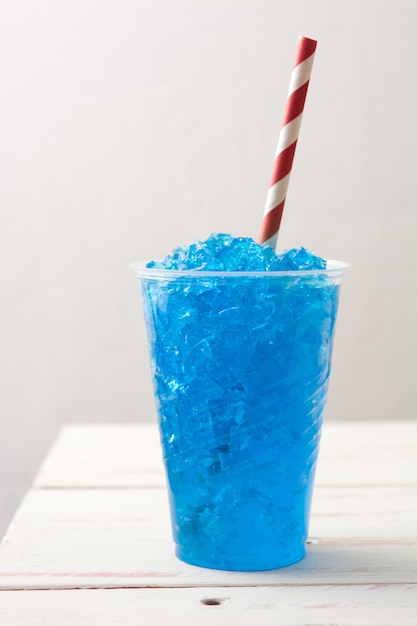 흰색 나무 테이블에 푸른 여름 slushie