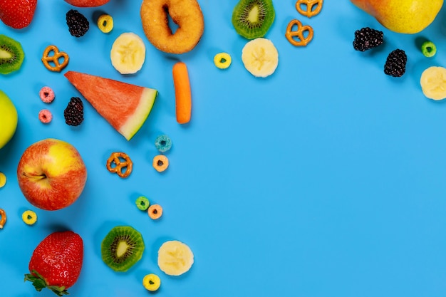 Superficie blu con snack e verdure concetto di cibo sano.