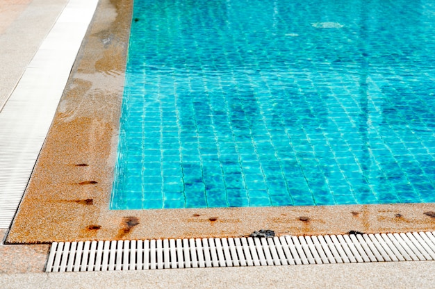 Blue swimming pool klaar om te spelen voor diegenen die graag met kopieerruimte spelen.