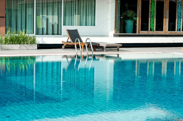 写真 blue swimming poolコピースペースで遊ぶことを好む人のために熱いプレーをする準備ができている。