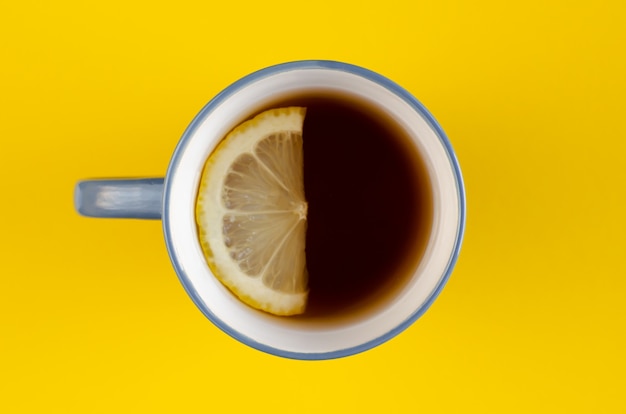 Синяя чашка чая с составом ломтика лимона