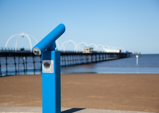 Telescopio blu vicino al molo sfocato di southport