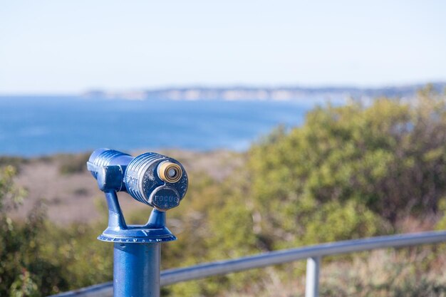 Foto telescopio blu sulla costa di malibu