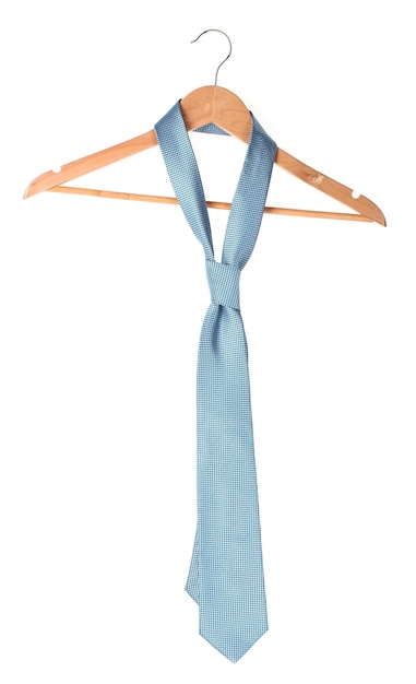 Синий галстук на деревянной вешалке, изолированной на белом