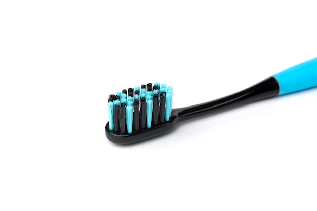 Spazzolino da denti blu con setole nere isolate.