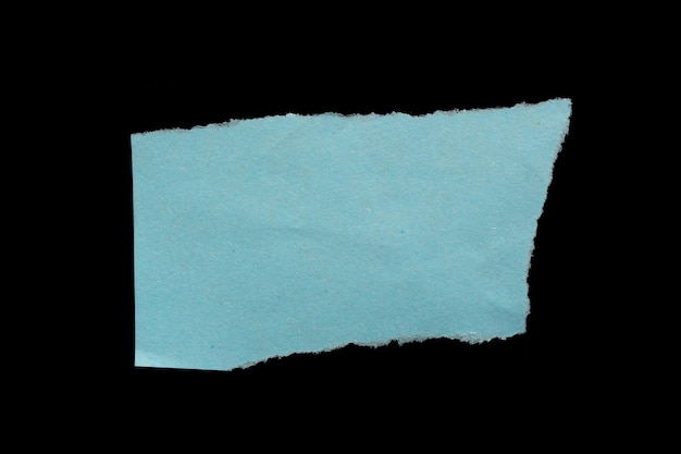 黒の背景に分離された青い破れた紙