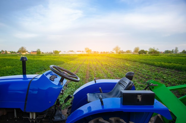 農地の青いトラクター農業機械と技術農業と野菜栽培